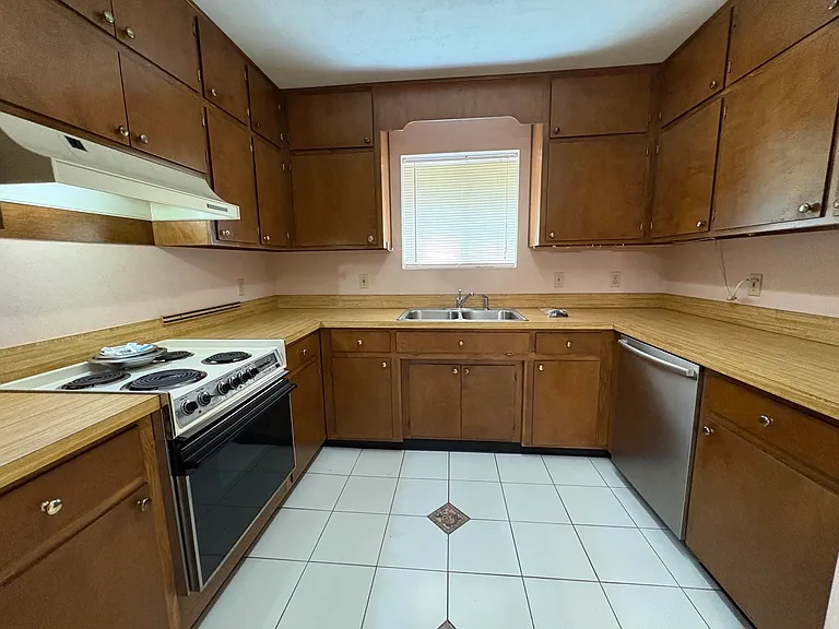 460 Merlin Ct — Photo 8
