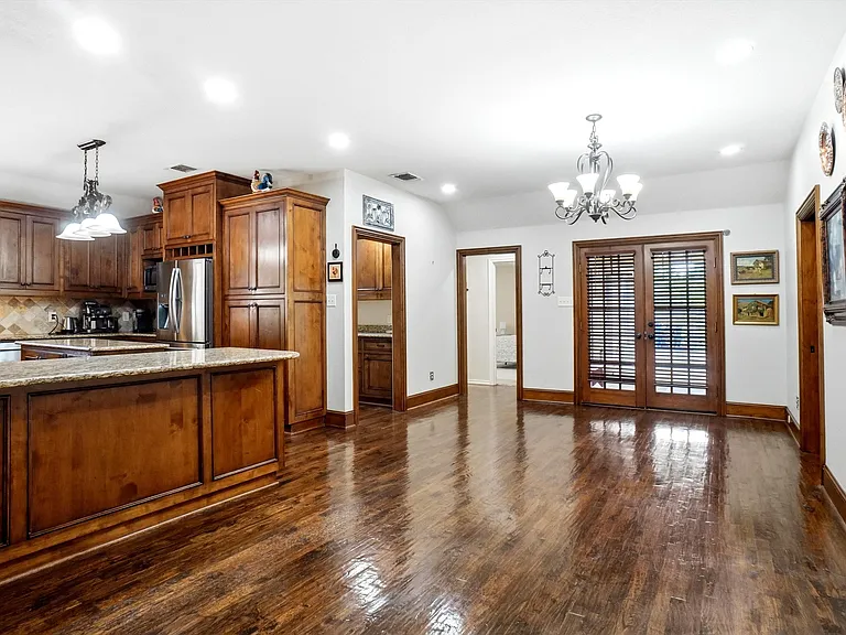 2412 Emerald Cir — Photo 9