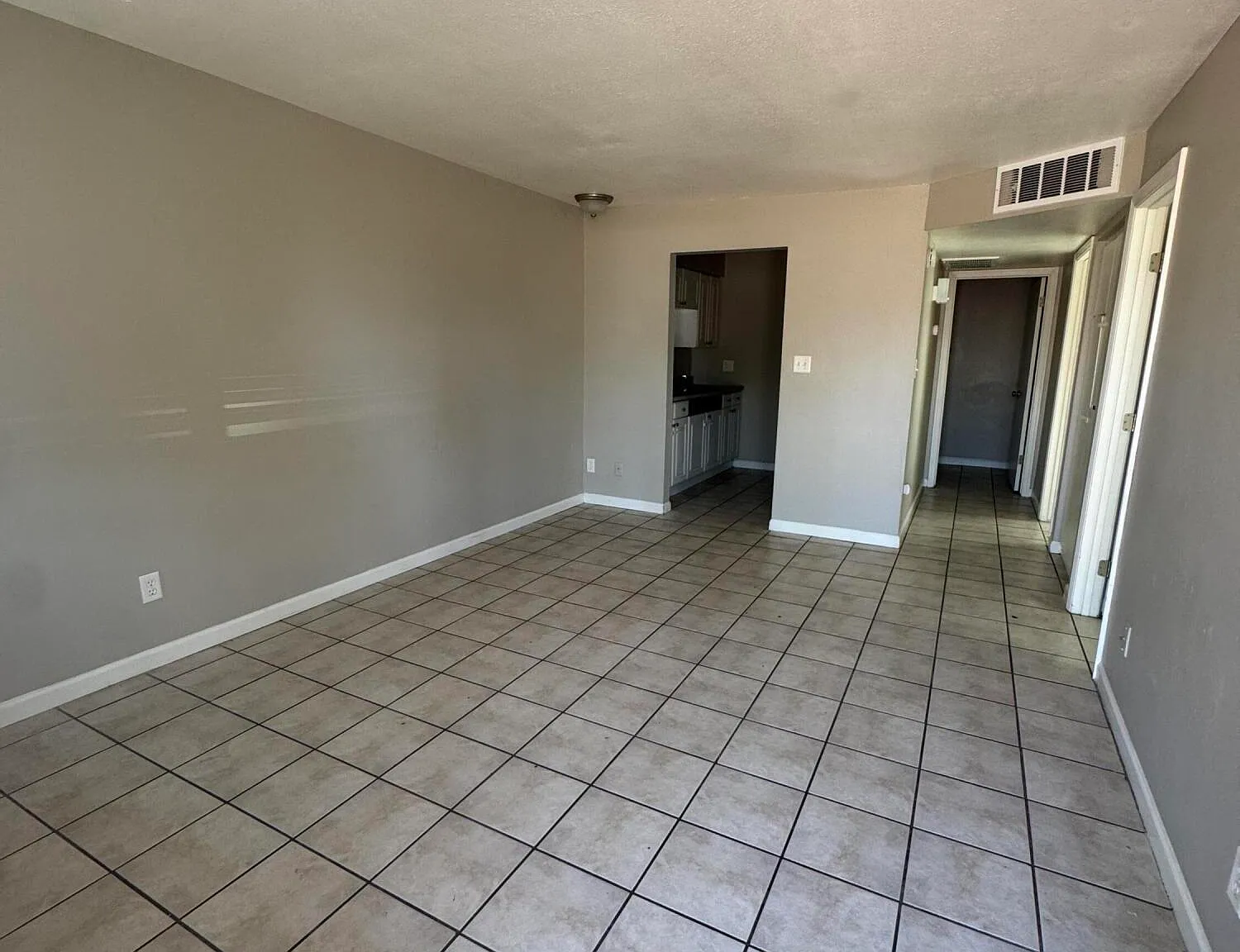 2 bed, 1.0 bath, 700 sqft, $1,050 — Photo 2