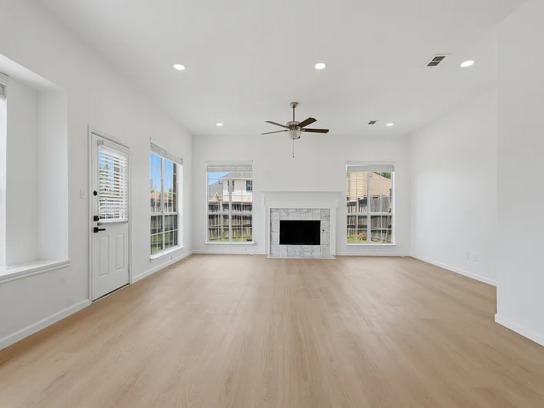 2201 Woodglen Dr — Photo 8