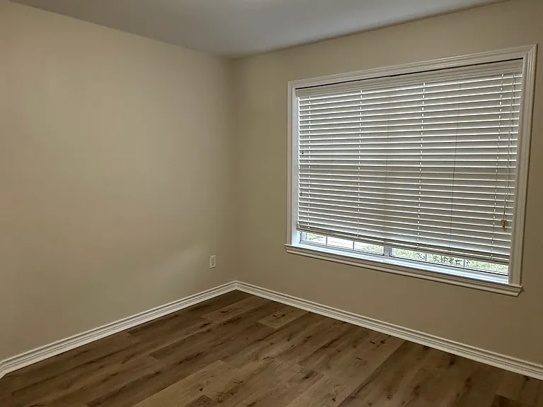 9000 Eastwood Ave — Photo 13