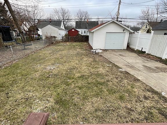 4th image of 27120 Shoreview Ave