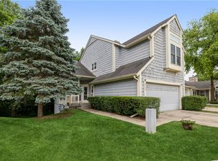 8025 Cobblestone Ct, Urbandale, IA 50322