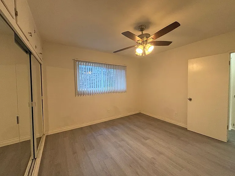 526 E Windsor Rd — Photo 13