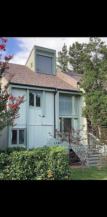 
Townhome includes yard!
