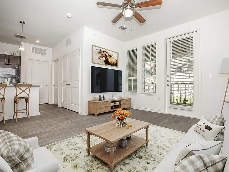McKinney Falls Apartments — Photo 32