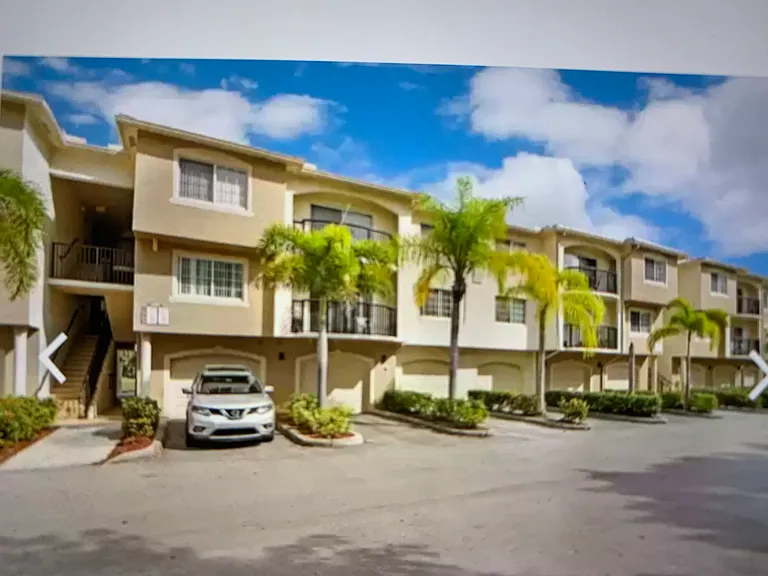 900 Crestwood Ct S #907 — Photo 3