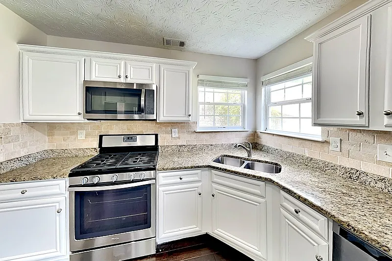 4 bed, 2.5 bath, 2082 sqft, $2,000 — Photo 4