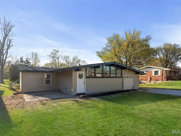 5012 Staten Dr, Godfrey, IL 62035