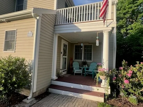 62 South St APT A, Plymouth, MA 02360