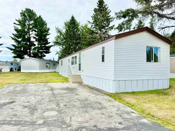1600 S 30th St Trailer 8, Escanaba, MI 49829