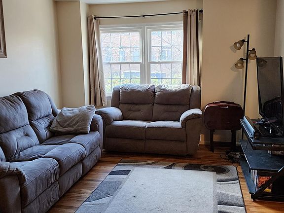 4th image of 1013 Lindsay Ln