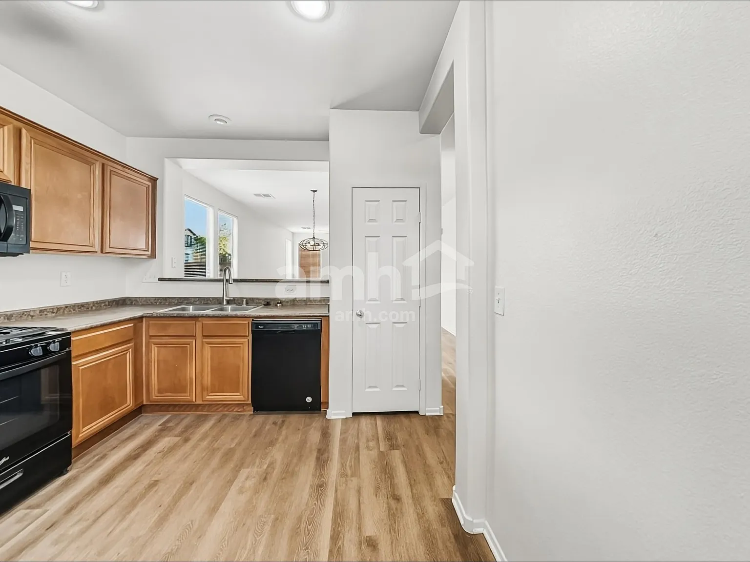 3 bed, 3.0 bath, 1599 sqft, $2,055 — Photo 4