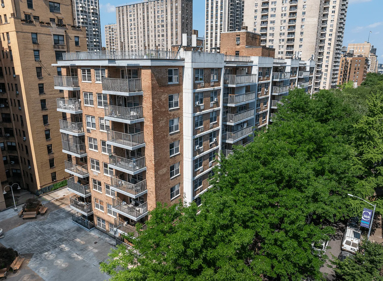 50 W 93rd St — Photo 1