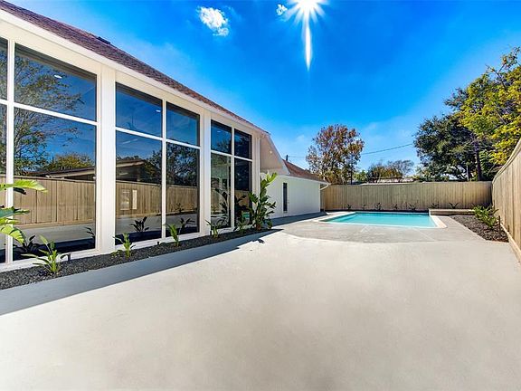 3rd image of 5043 Glenmeadow Dr