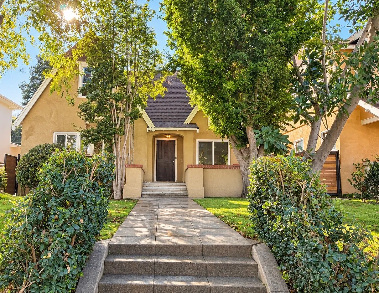 5 bed, 4000 sqft, $9,400 — Photo 1