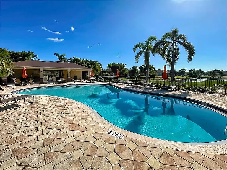 323 Capulet Dr — Photo 2