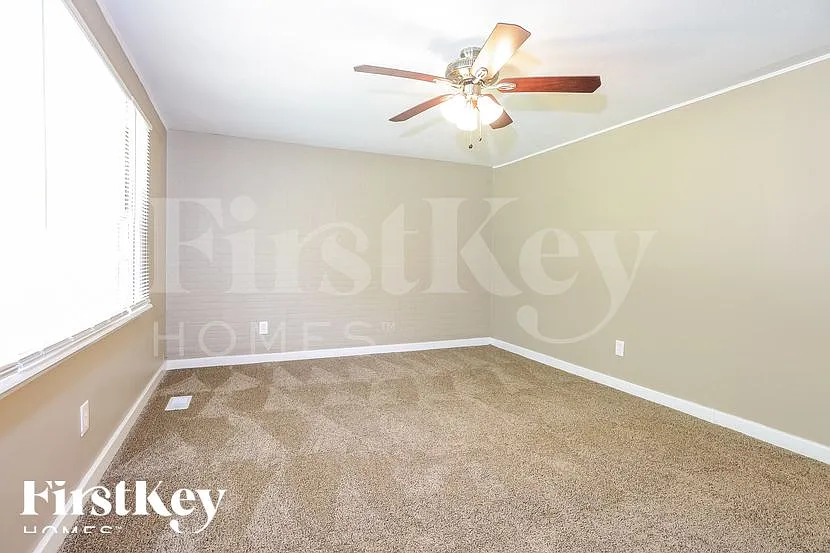 3 bed, 1.0 bath, 1008 sqft, $1,685 — Photo 2