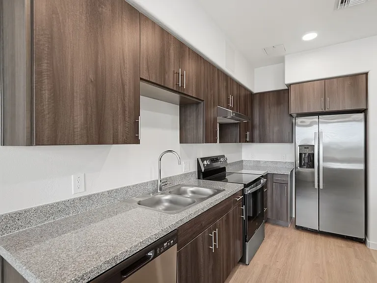 La Victoria Commons — Photo 16