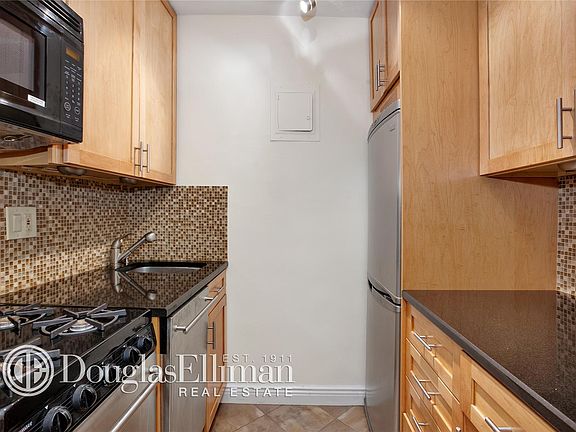 4th image of 225 E 36th St APT 4G