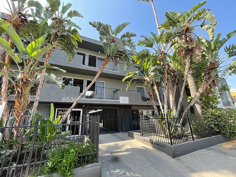 La Mirada Ave — Photo 16