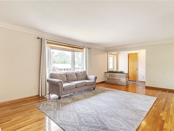5th image of 205 McLaughlin Dr
