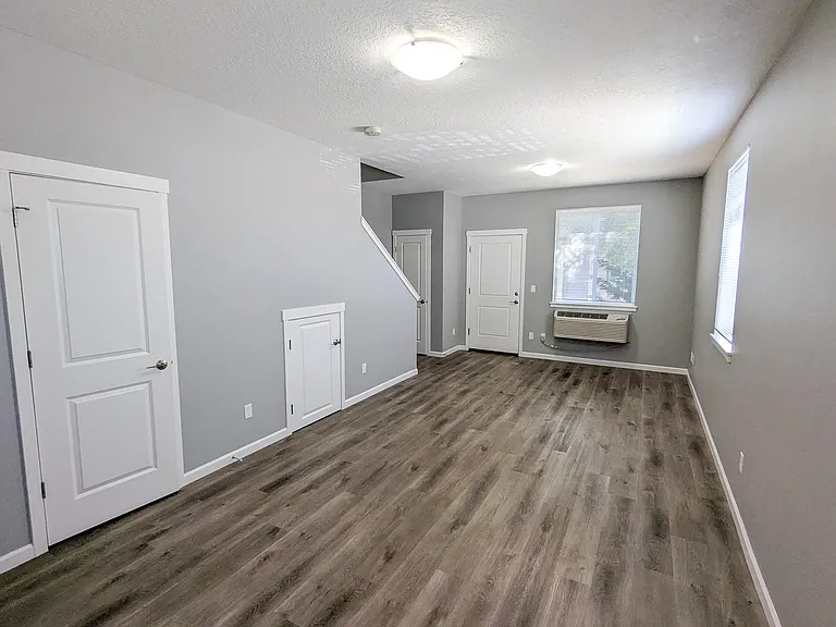 1040 Park Ave NE #105 — Photo 8