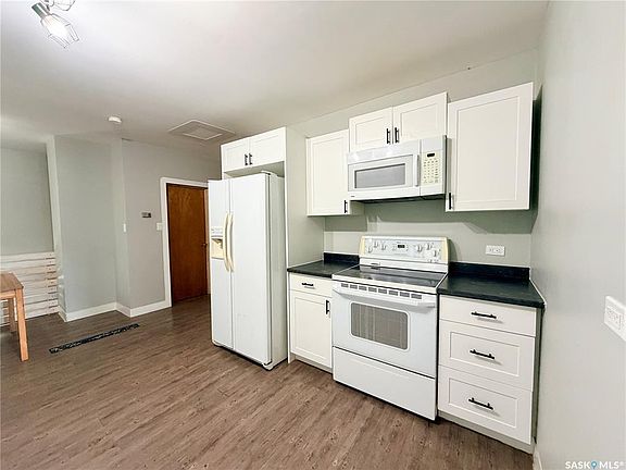 2nd image of 104 Railway AVENUE E