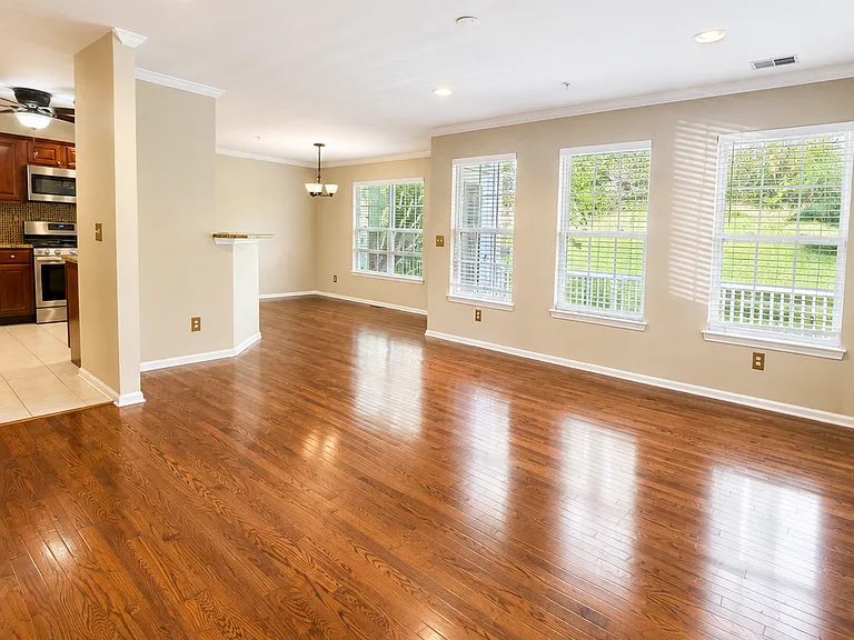 116 Wallace Ct — Photo 4