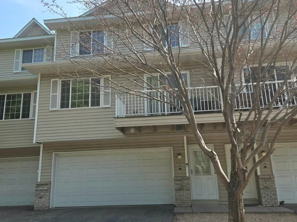 1555 County Road D E Unit B, Maplewood, MN 55109