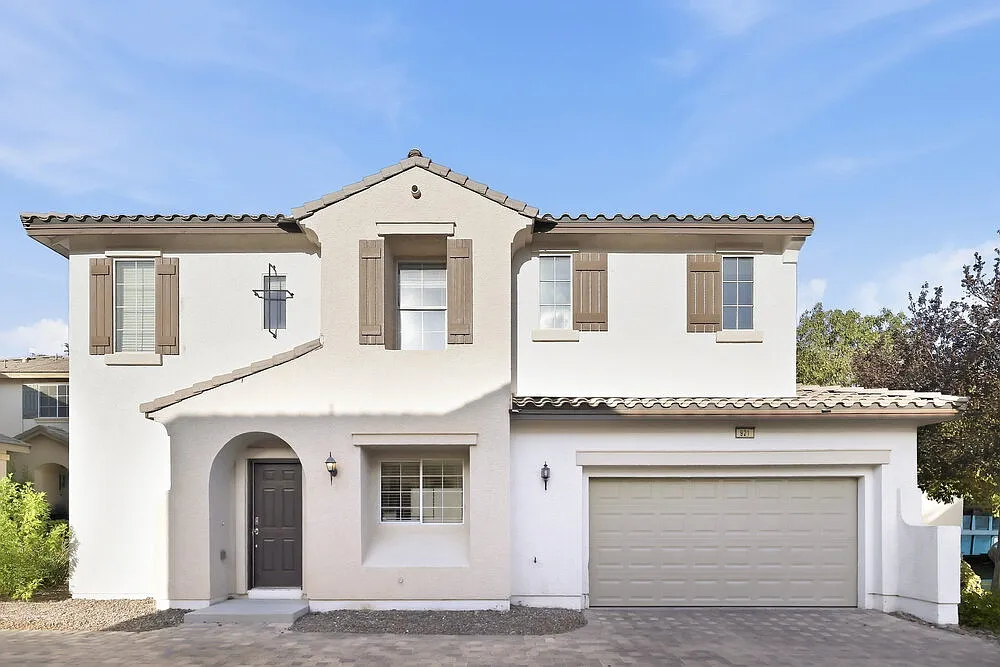 3 bed, 2.5 bath, 1364 sqft, $2,035 — Photo 1