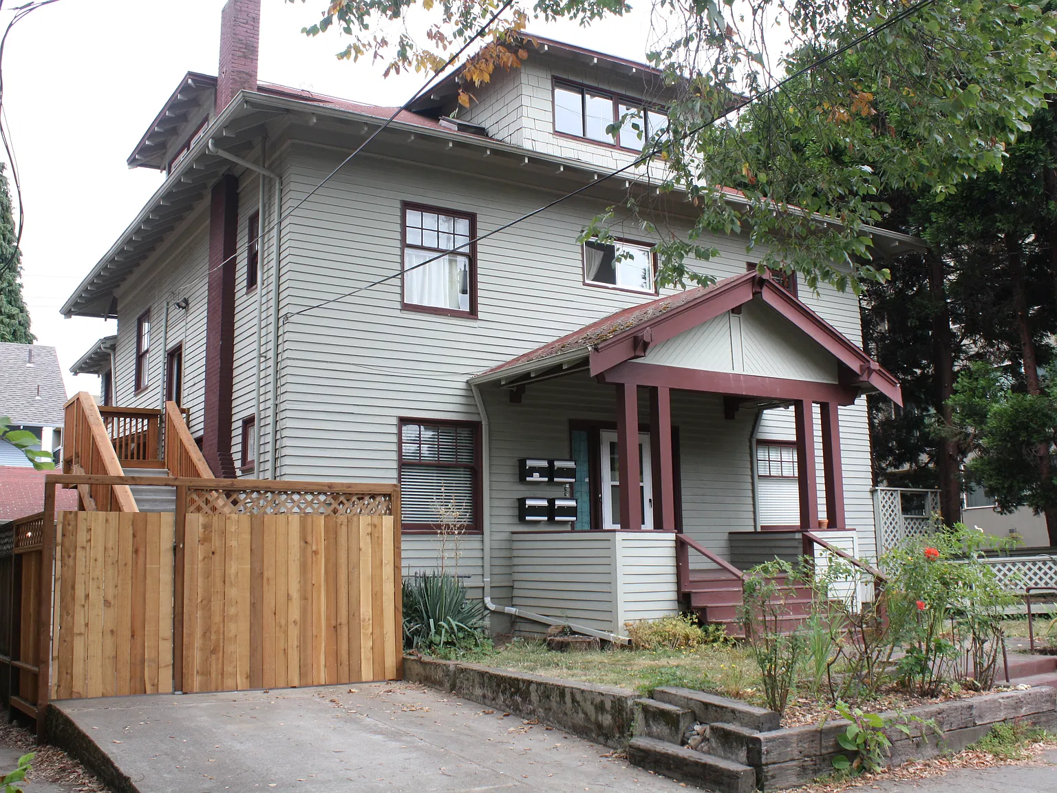 6 bed, 2200 sqft, $875 — Photo 1
