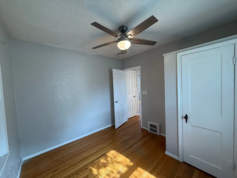 313 W 15th St — Photo 12