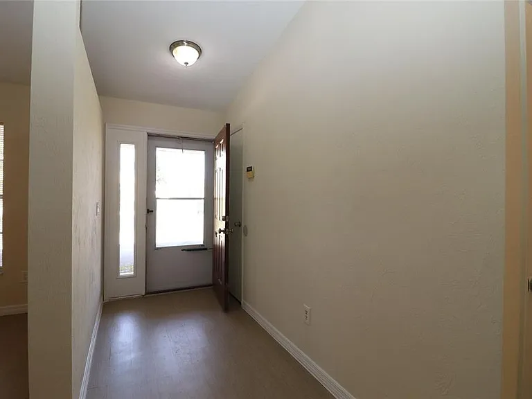 907 Primrose Ter — Photo 17