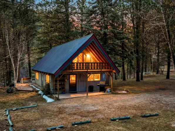 8 Squirrel Ln, Garden Valley, ID 83622