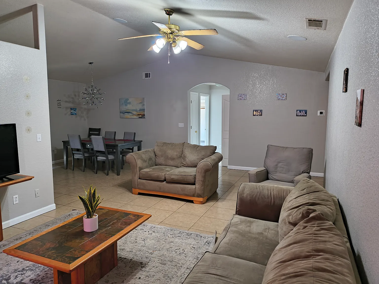 112 N Walnut Ave — Photo 3