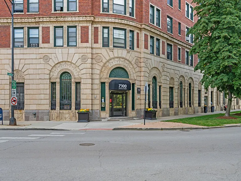 Stunning Large One Bedroom, Lake View, Elevator Building — Photo 17
