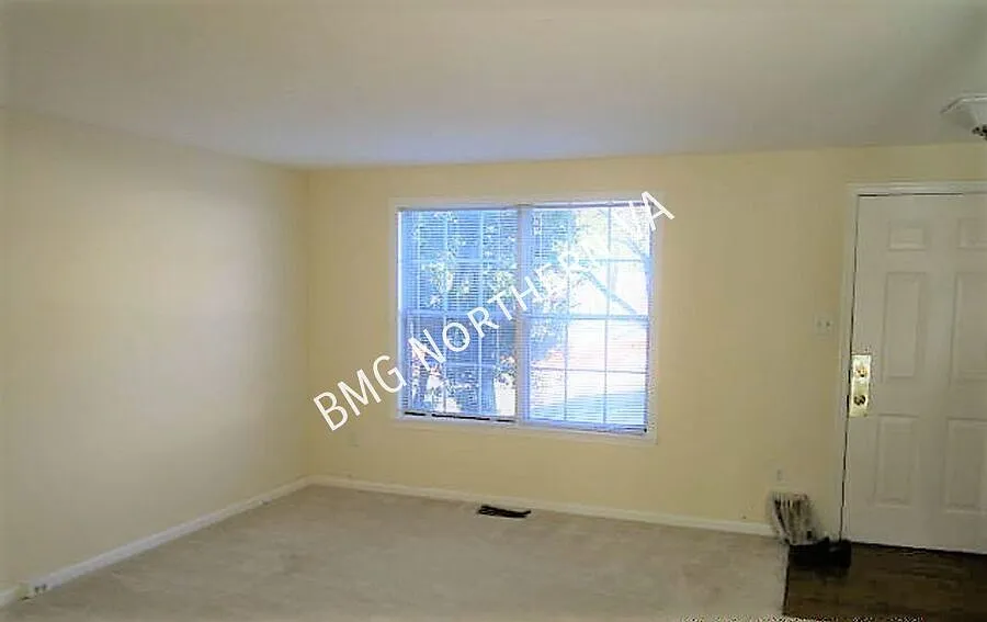 Beautiful 3 BR / 2.5 Bath Townhome in Active Amberleigh Community — Photo 3