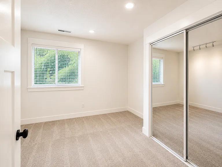 5910 NE 60th Ave — Photo 25