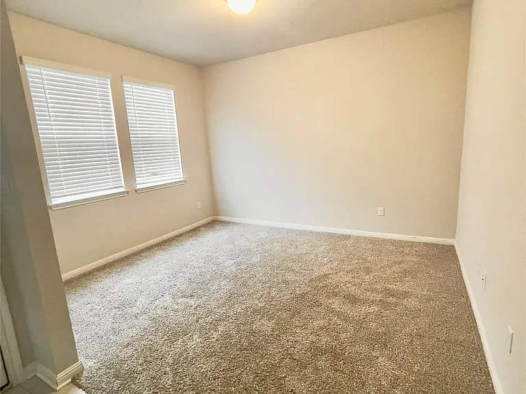 1725 Fountain Bridge Dr — Photo 4
