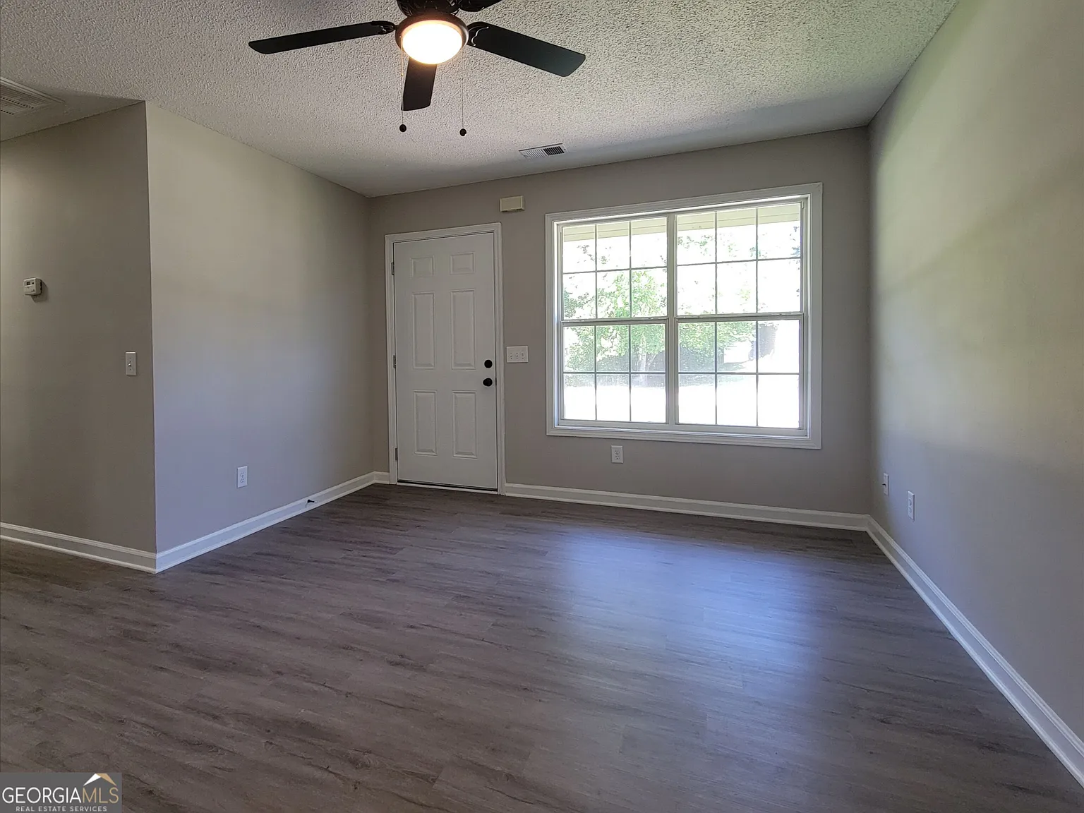 3 bed, 2.0 bath, 1060 sqft, $1,875 — Photo 2