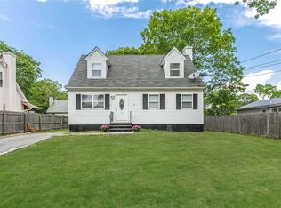 35 Shirley Ln, Medford, NY 11763