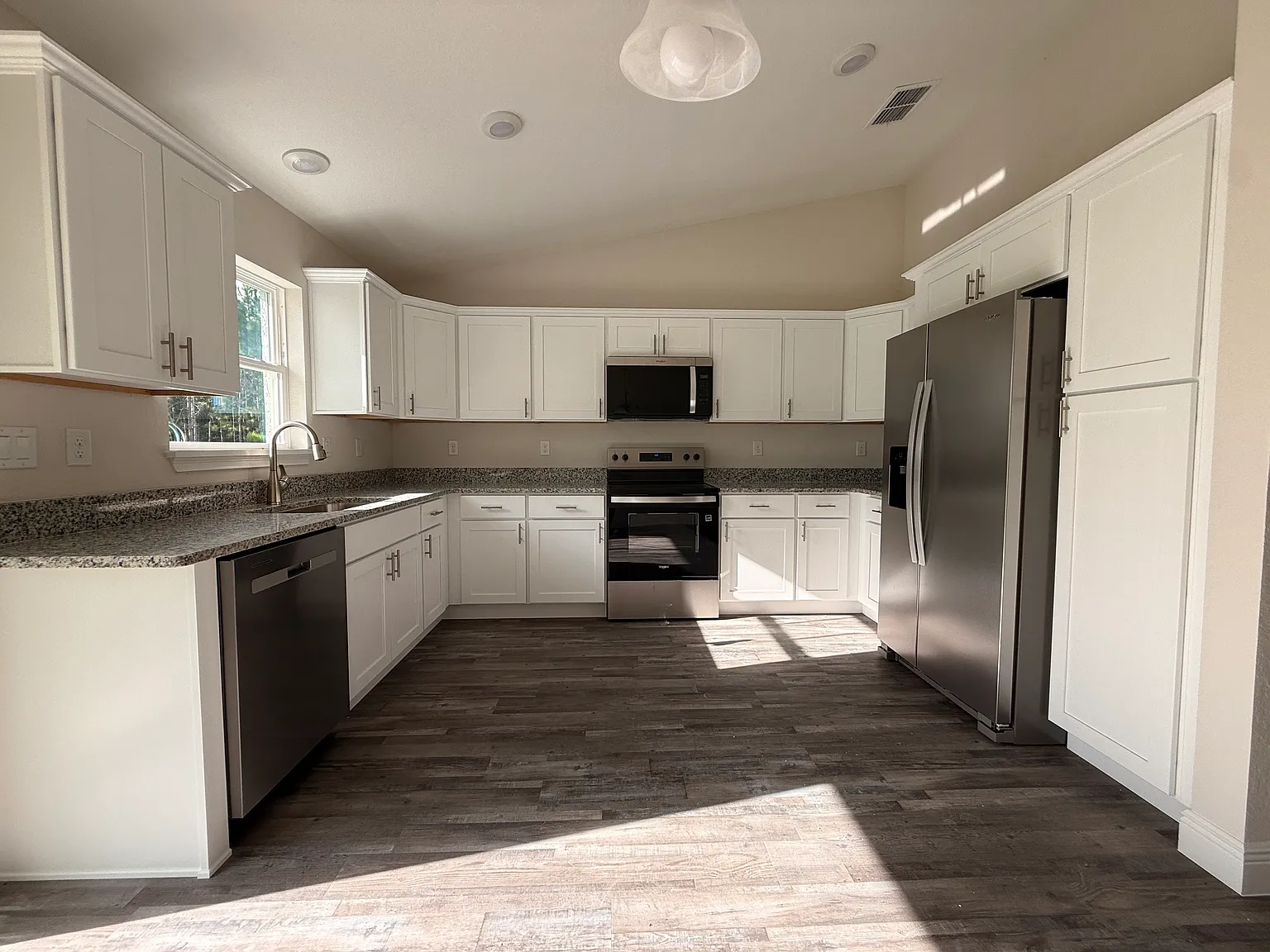 3 bed, 1138 sqft, $1,700 — Photo 2
