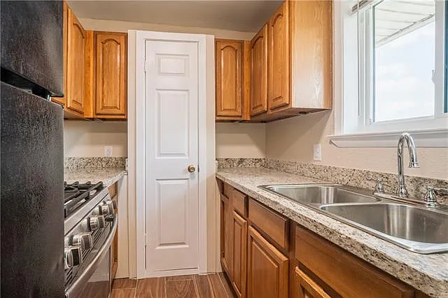 1621 Caton Ct — Photo 9