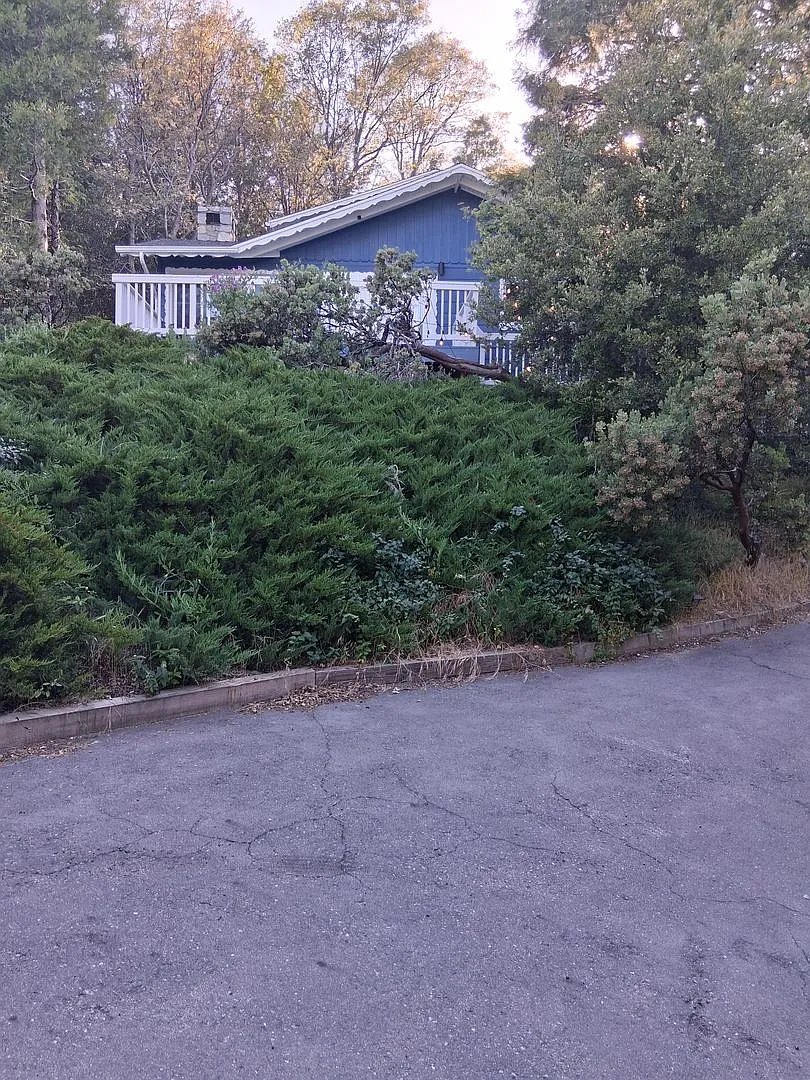 Four Bedroom with Fireplace and Parking — Photo 2