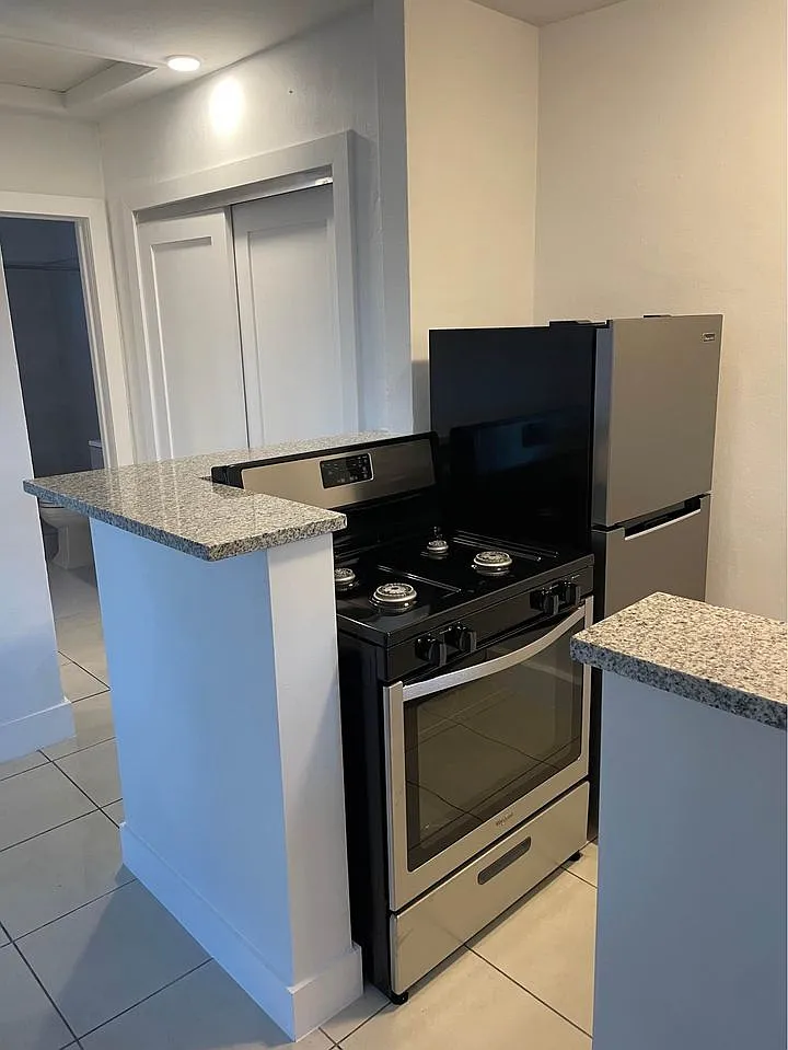 1 bed, 500 sqft, $1,600 — Photo 3