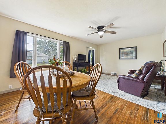 5th image of 208 W 1st Ave