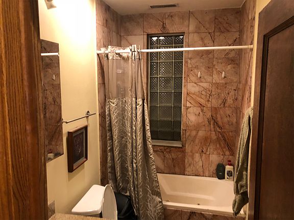 5th image of 2622 N Wilton Ave
