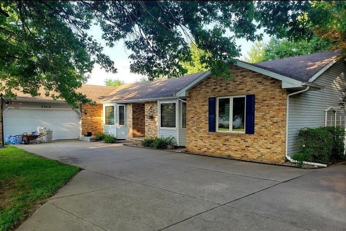 4 bed, 2.5 bath, $2,350 — Photo 1