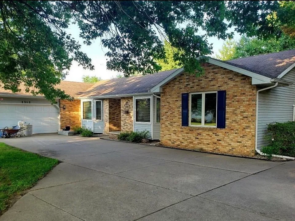 1312 Community Dr